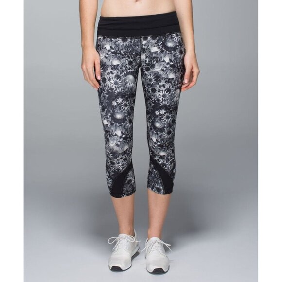 Women's - Lululemon Run: Inspire Crop II All Luxtreme Floral Leggings, Size 2 - Picture 1 of 7